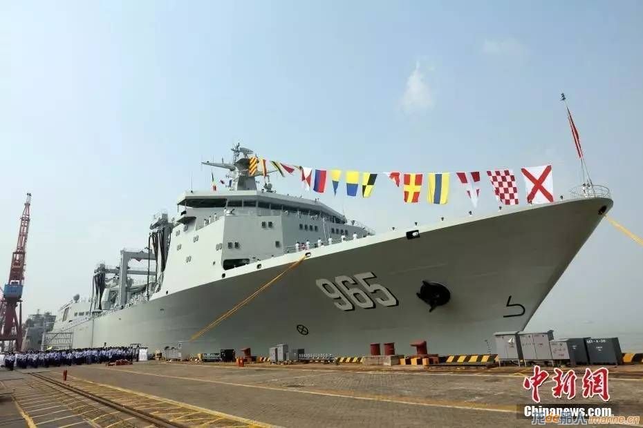 广船造中国新型综合补给舰首舰呼伦湖舰交接入列