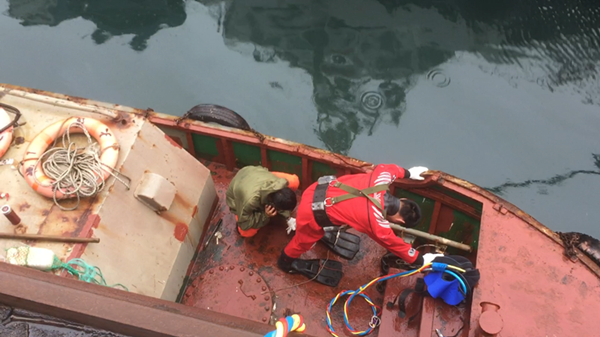 大连救助基地为滨海船厂“连港37”拖轮水下清障