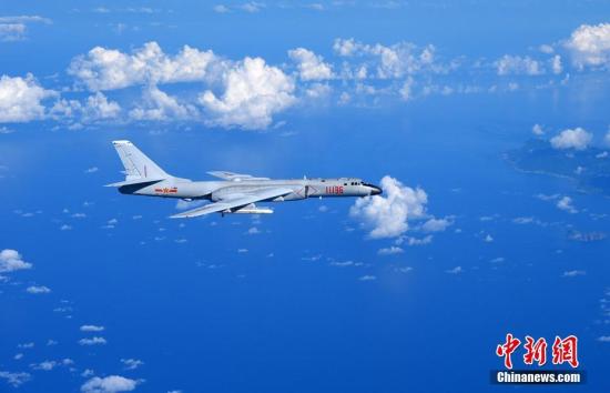 轰6K远海训练与外军挂载空空导弹战机相距十来米