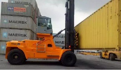 华南重工30吨重型叉车在海外大型码头投入使用