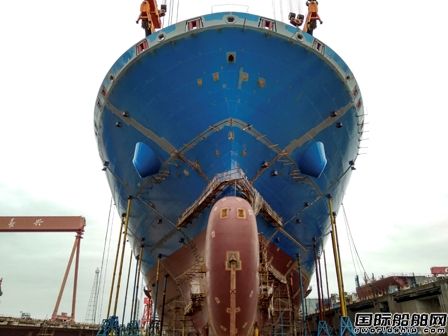 沪东中华13500箱船首制船完成船体主甲板贯通
