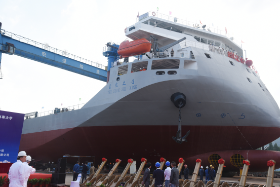 台州：全电力推进甲板货物运输船成功“上水”
