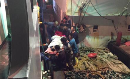 中国渔政33021紧急救助受伤船员