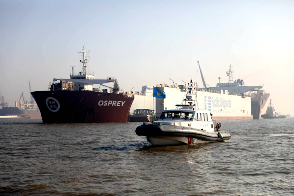 江阴海事助力完成内河最大半潜装载船坞作业