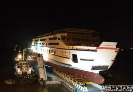 广东新船重工127米客滚船下水