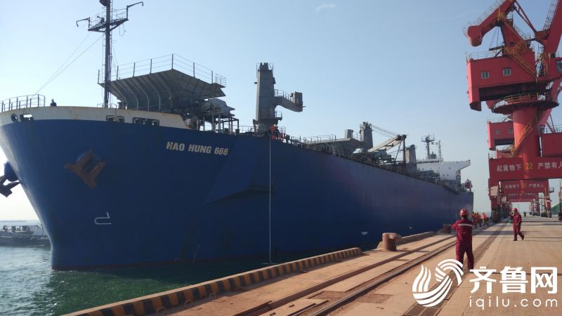 首艘五万吨外贸船顺利靠泊潍坊港