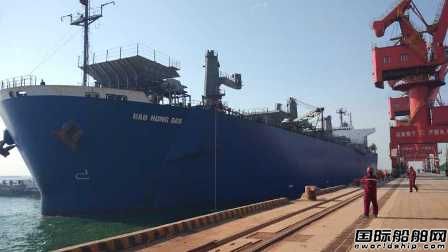 潍坊港首艘五万吨外贸木片船靠泊