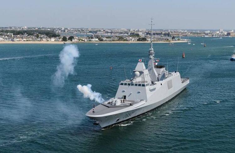 法媒回顾法军护卫舰过南海 赞中国巡逻机专业