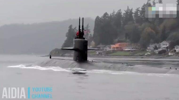 核潜艇在港口搭建修护保养用浮动船坞：难度真不小