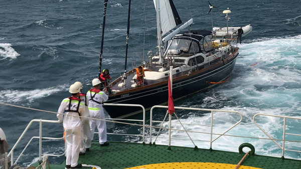 “南海救203”轮成功救助遇险帆船及3名遇险人员