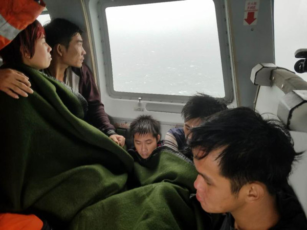 东二飞成功救助翻扣沉没渔船5名弃船逃生人员