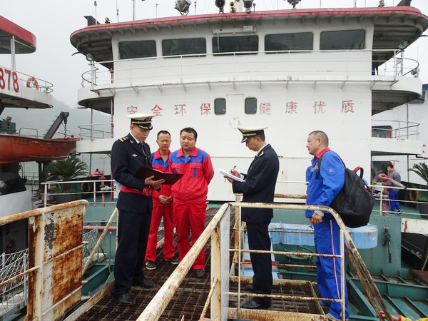 重庆海事局开展危险品船舶登轮检查