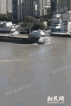 上海董家渡江面一船翻扣 2人被救起1人失踪