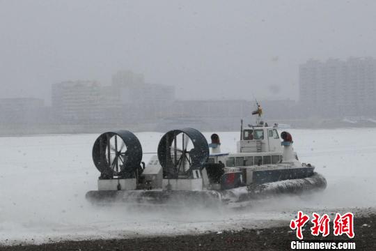 黑龙江突降大雪 海事部门保障气垫船运营安全