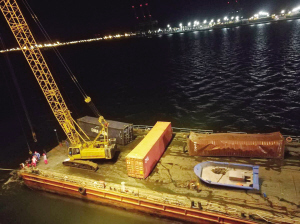 天津港欧亚国际码头三集装箱落水 11小时捞上岸