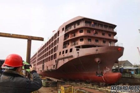 江东船厂一艘1000车汽车运输船下水