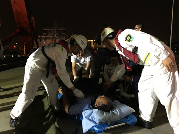 “南海救203”轮紧急救助1名受伤的外籍船员