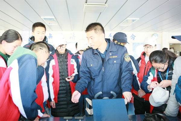 “海巡11”轮为云南陆良北辰高级中学师生组织航海教育开放活动