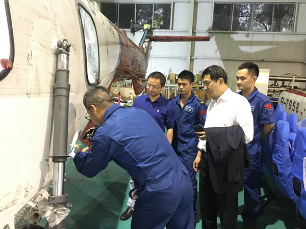 潘伟总工程师到南一飞指导直升机维修工作