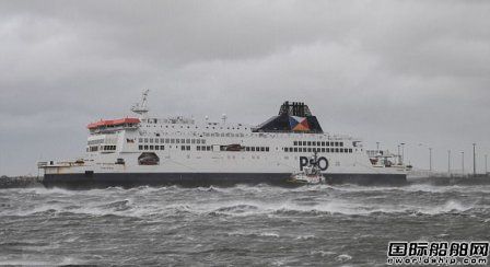 载313人渡轮遭遇暴风雨在法国加莱港搁浅