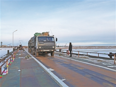 中国黑河至俄罗斯布拉戈维申斯克货运浮箱固冰通道正式开通