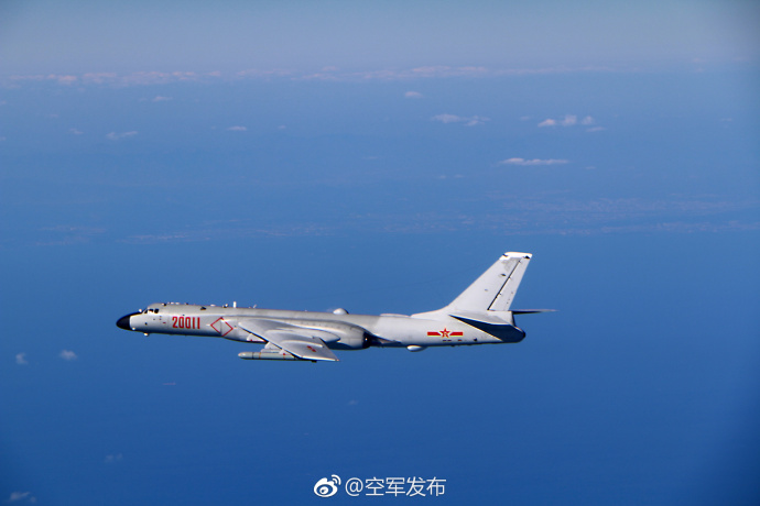 中国空军编队首次飞越对马海峡 遭韩媒恶意炒作