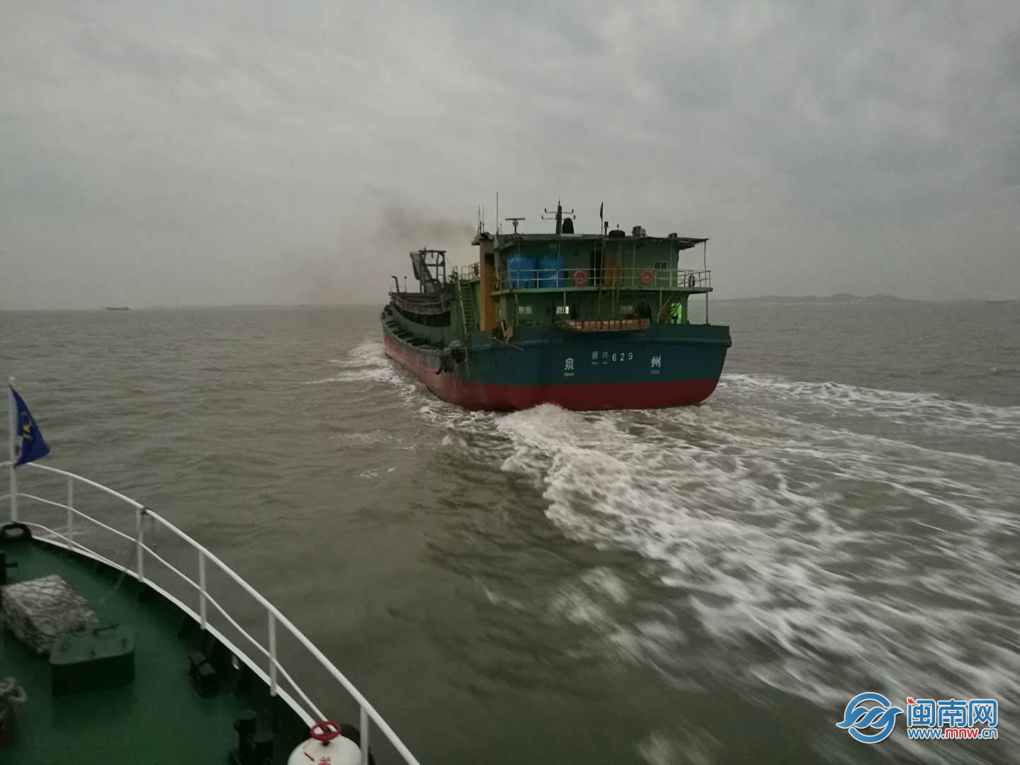 泉州海事夜间出动 在围头湾水域打击违法行为