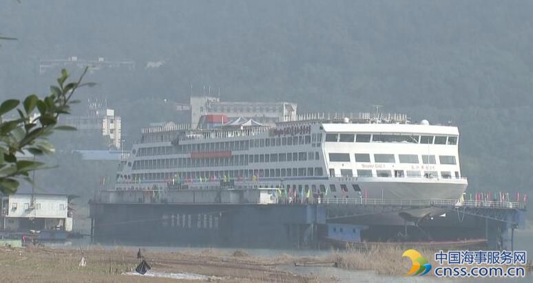 长江上游最大浮船坞在重庆投用