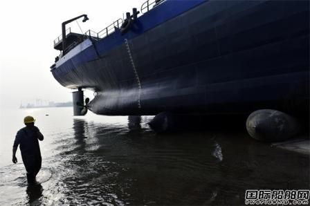 三峡库区首造最大“标箱船”试水投运