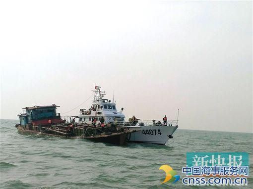 采砂船半夜漏水欲沉 海警紧急驰援救起两船员