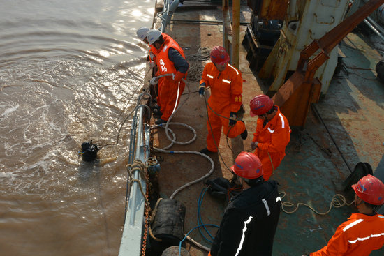 宁波救助基地成功为“航浚1003”轮水下封堵
