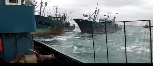 韩海警再向中国渔船开火：发射453发子弹 扣20人