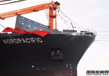中航威海2500箱集装箱船首制船命名交付