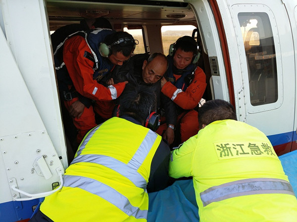 东一飞出动直升机成功救助一名中风渔民