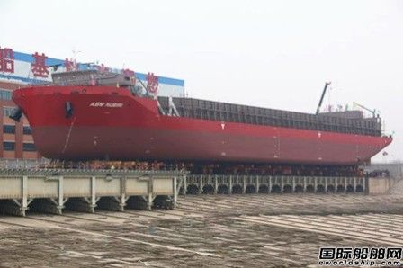 武船集团13000吨甲板运输船首制船下水