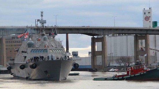美海军最新战舰首航遭冰封 趴在加拿大哭着等春天