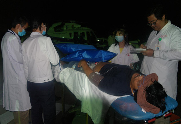 南一飞夜航救助1名患潜水病越南籍渔民