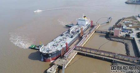 世界最大吨位沥青船停靠北仑港鑫东方码头