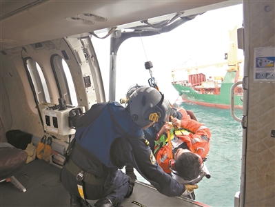 南海神鹰紧急救助1名外籍骨折船员