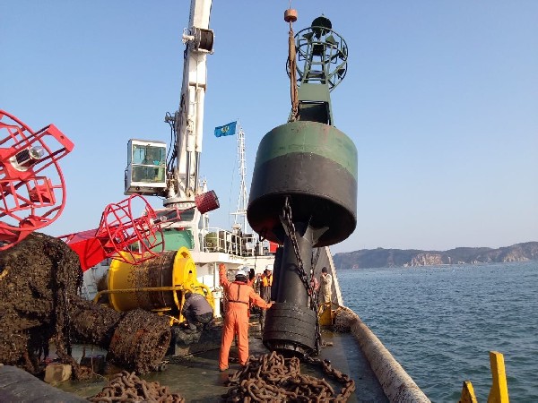 大连周边海域26座浮标换春装保安全
