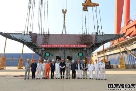 扬州中远海运重工首制40万吨矿砂船进坞搭载