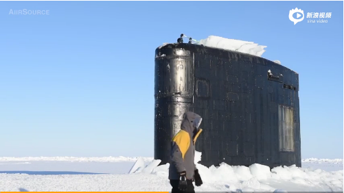 核潜艇从水下破冰而出的过程