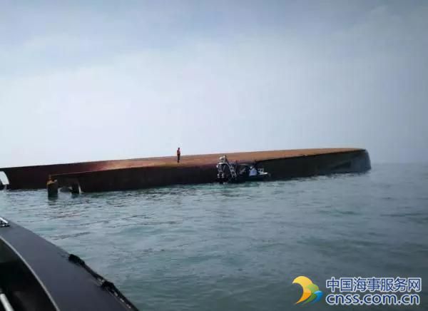 一艘载有16名中国船员的挖沙船在马来西亚附近海域倾覆