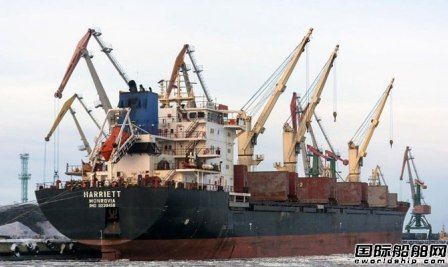 一艘散货船在俄罗斯白海海域搁浅