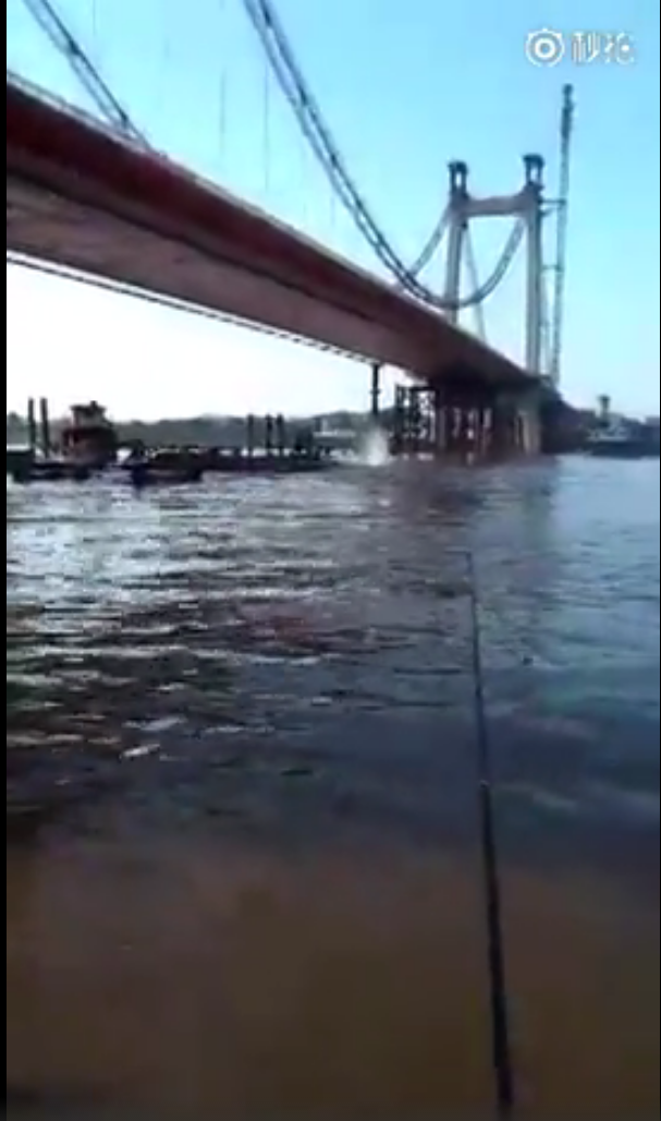 实拍运砂船撞上湖南枫溪大桥铁墩 一分钟便沉没