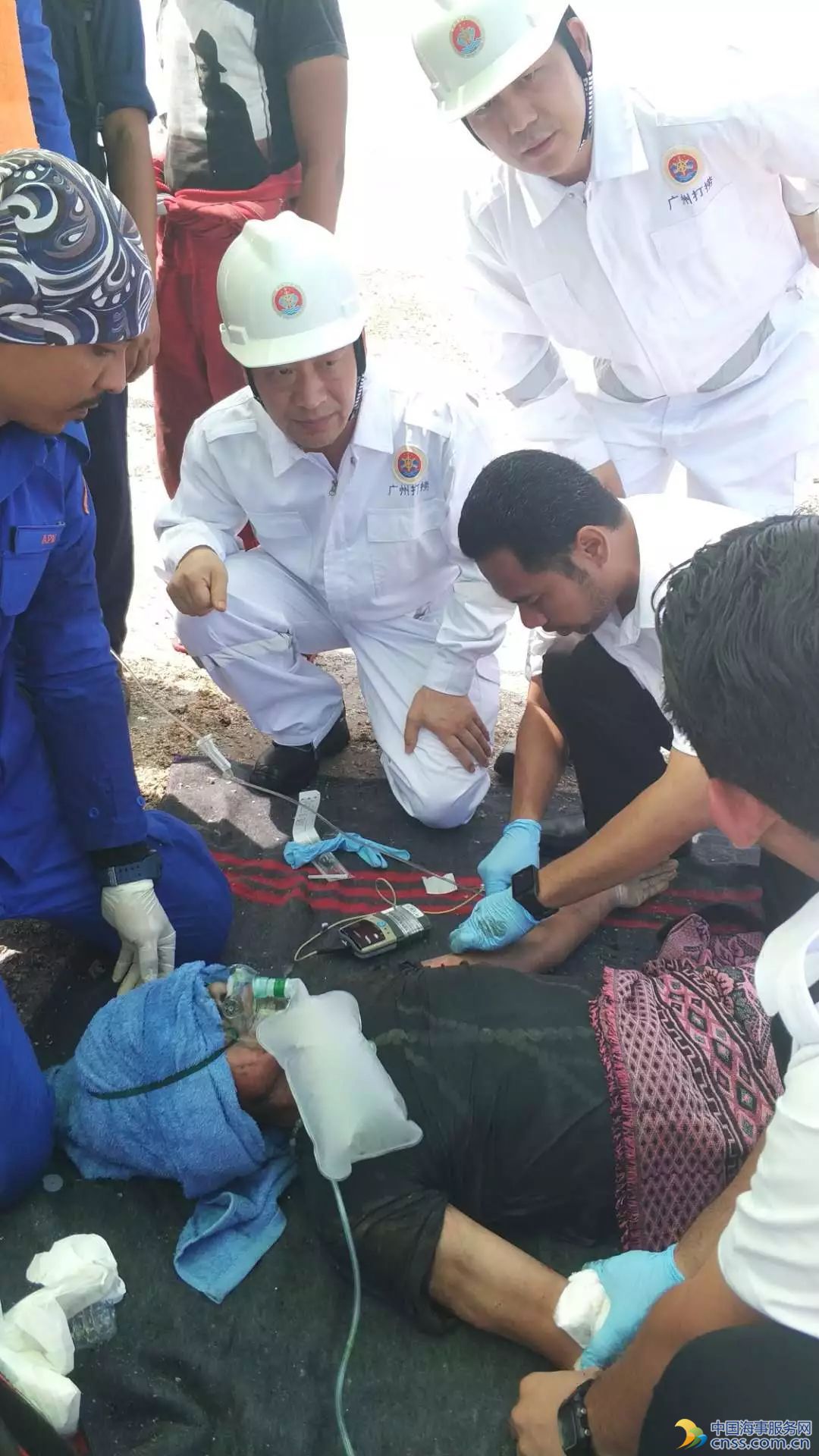 应急小分队在马来西亚倾覆挖沙船舱救出两名中国船员
