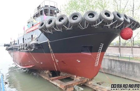 镇江船厂建造“舟港拖32”顺利下水