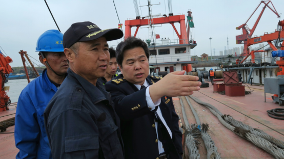 闵行海事局13分钟成功救起5名落水船员