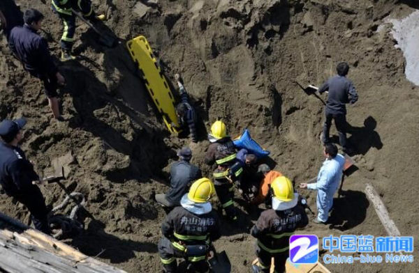 舟山朱家尖运沙船沙堆突然崩塌 两名男子被埋获救