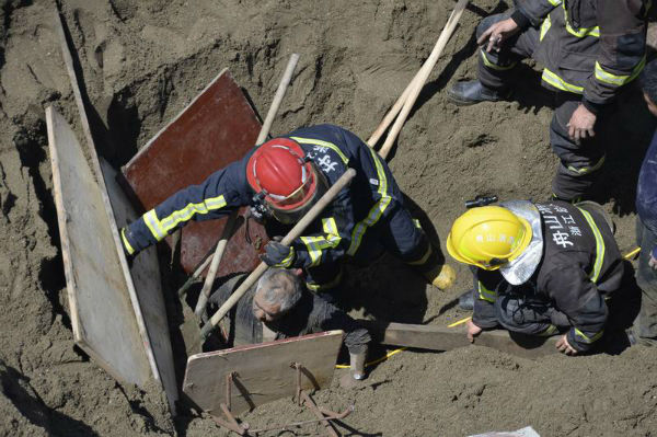 舟山朱家尖运沙船沙堆突然崩塌 两名男子被埋获救